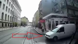 ВИДЕО от ватманската кабина на трамвай, движещ се в центъра на София, побърка всички! Ето защо