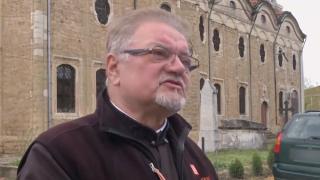 Скандално: Гробове на загинали за Освобождението се превърнаха в паркинг в Свищов ВИДЕО