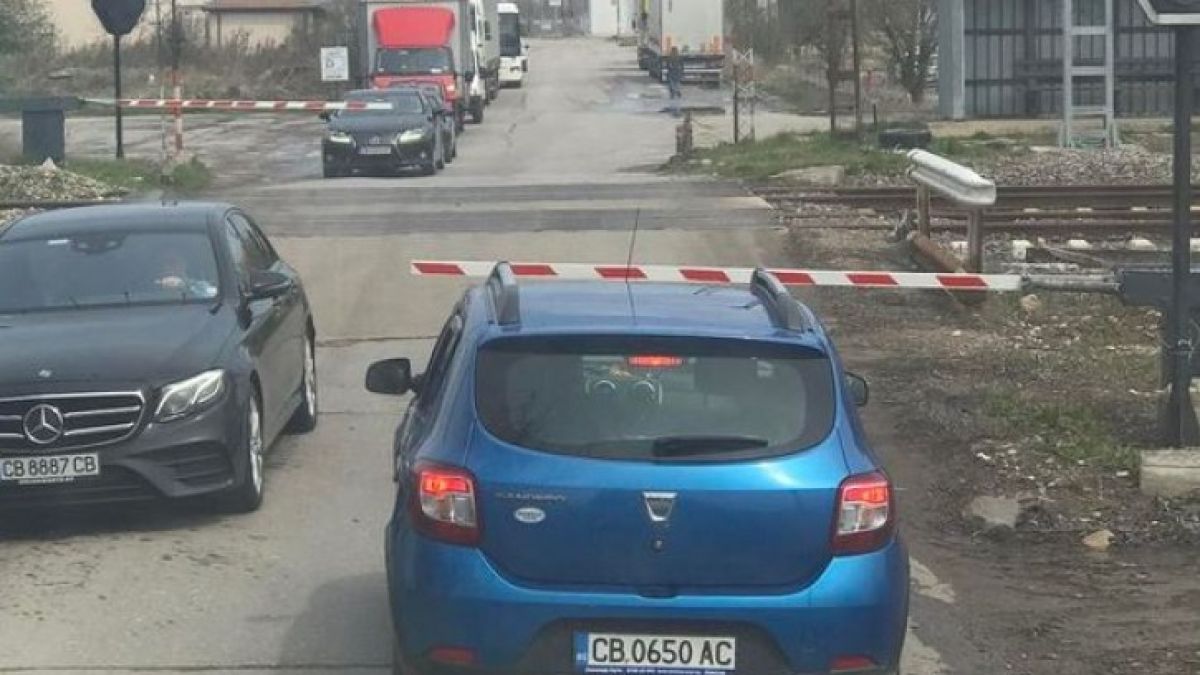 Потрес край София! Тузар с черен Мерцедес мина през спусната жп бариера и... СНИМКА