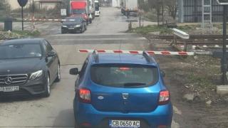 Потрес край София! Тузар с черен Мерцедес мина през спусната жп бариера и... СНИМКА