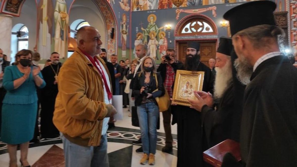 Сула ограмотява умнокрасивите: Да „страдаш под масата“ не е чак толкова весело