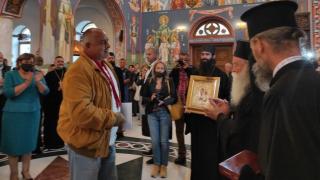Сула ограмотява умнокрасивите: Да „страдаш под масата“ не е чак толкова весело