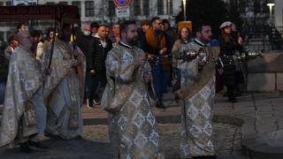 Засилени мерки за сигурност пред "Александър Невски", ченгета тарашат за...