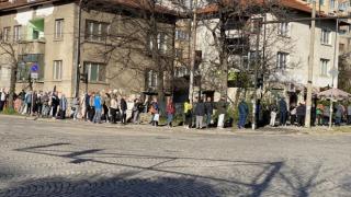 Какво се случва: Опашка като при комунизма се изви в София СНИМКА 