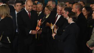 Хиляди изпълниха храмовете тази нощ, Румен и Деси Радеви на първия ред в "Александър Невски" СНИМКИ 