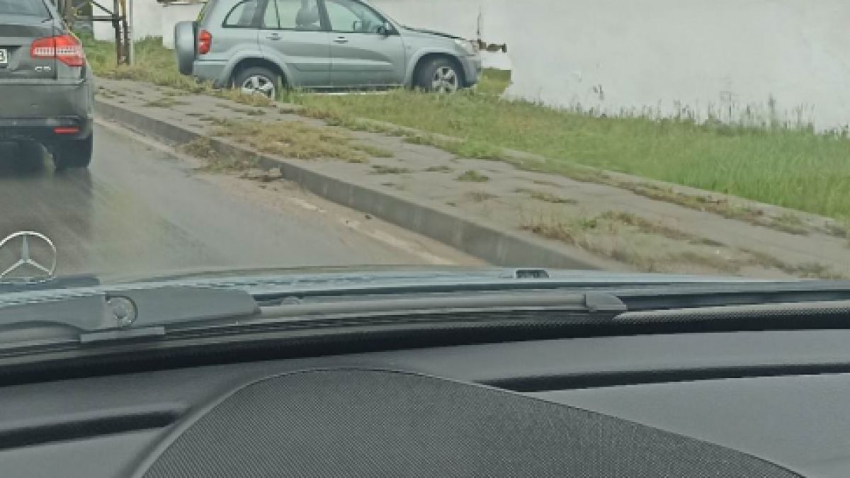 Извънредна ситуация с джип до поделението в Карлово СНИМКА