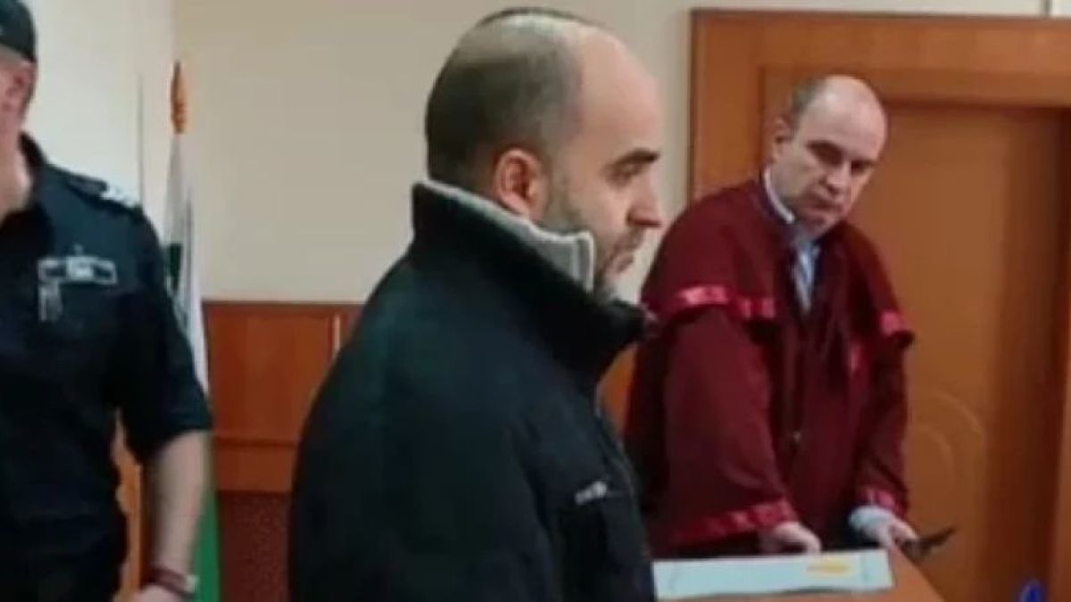 Скандална новина за похотливия даскал от Асеновград, въртял секс афера с 14-г. ученичка