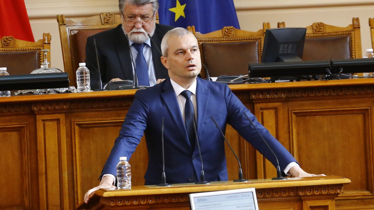 "Възраждане" изумиха: Гонят злите сили от ДБ в парламента със светена вода