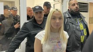 Тротинетката реве та се къса зад решетките, нов кошмар сполетя травестита 