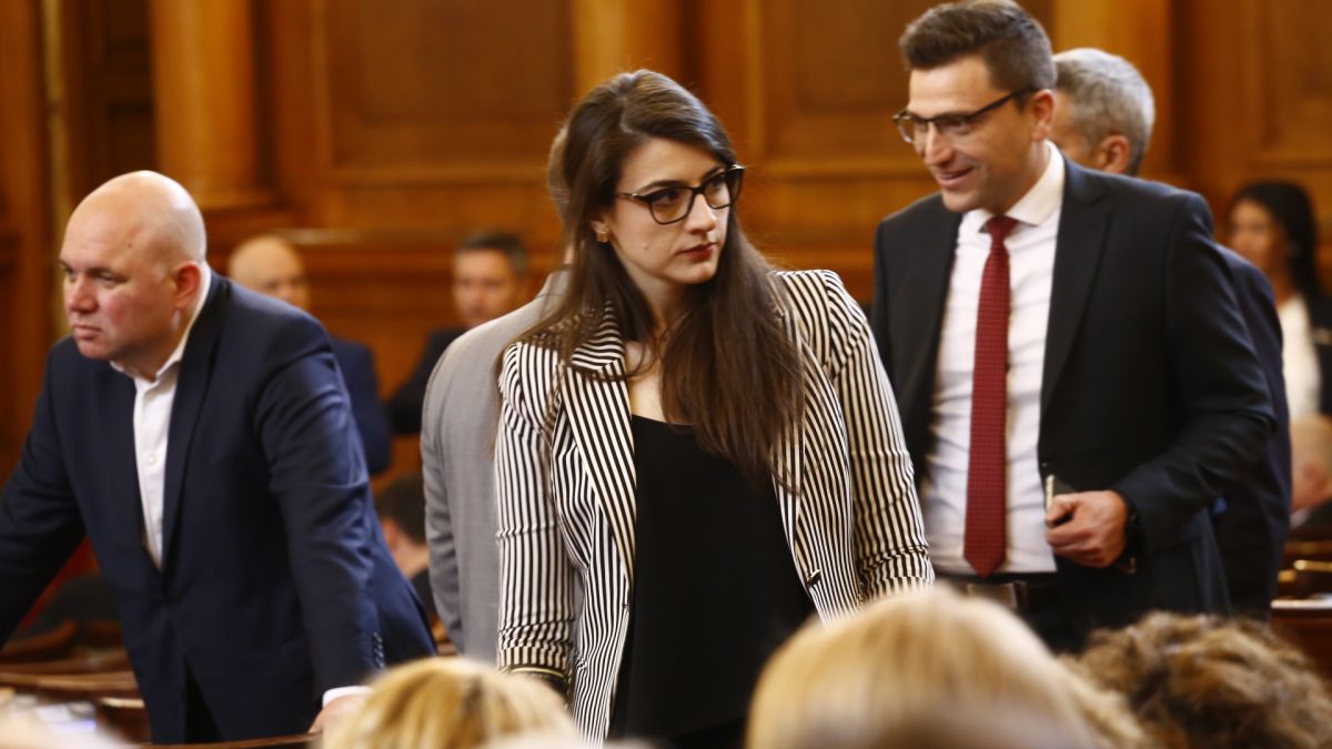 Лена пак се заяде с ГЕРБ и напъва Петков и Василев да са министри, защото можели да... 