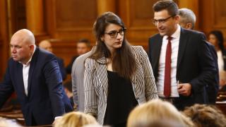 Лена пак се заяде с ГЕРБ и напъва Петков и Василев да са министри, защото можели да... 