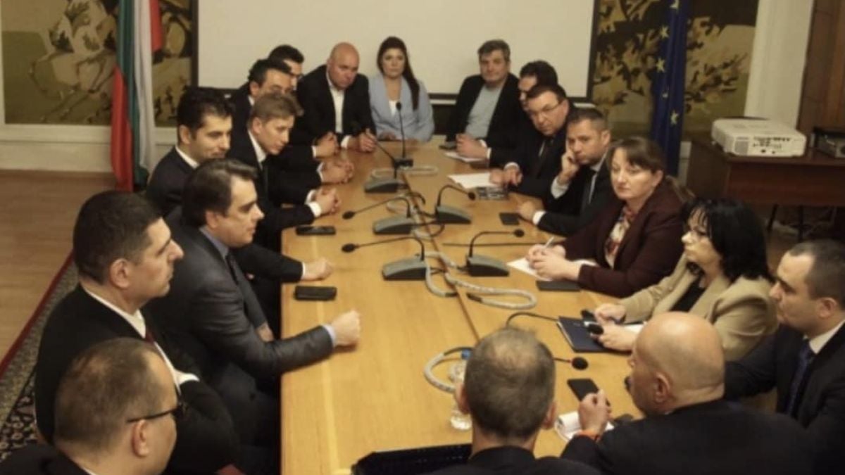 Делян Добрев заговори за "нещо гнило в Дания" след срещата с ПП-ДБ, причината за катарзиса 