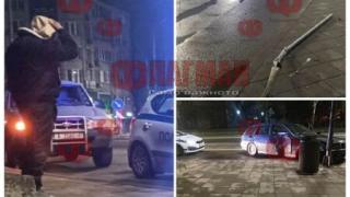 Батка с БМВ се заби с бясна скорост в спирка след зрелищна гонка в Бургас ВИДЕО 