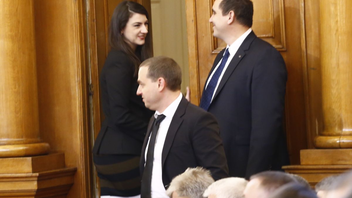 Лена Бориславова аут от парламента, "Възраждане" не я пускат БЛИЦ TV