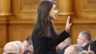 Бременната Лена запретна ръкави, работи за кметския стол и в Кърджали БЛИЦ TV