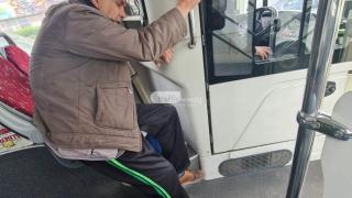 Шок: Кондуктор премести бременна пловдивчанка от служебното му място в рейса и... СНИМКИ