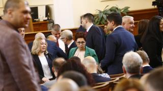 След грозните скандали в НС: Депутатите с втори дубъл за...
