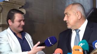 Борисов се бъзика с журналист: Стига си ми тикал, все едно сме заедно, хвани се за Деси БЛИЦ TV
