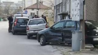 Ужас в Благоевград: 21-годишен шофьор помете 4 коли ВИДЕО