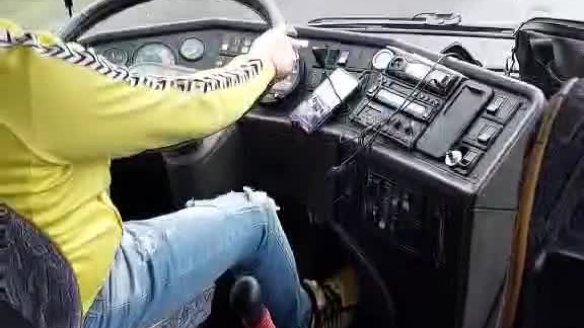 Не се търпи! Кючеци, ромска чалга, цигара в устатата, телефон на ухото - така шофират автобуса Средец-Бургас ВИДЕО