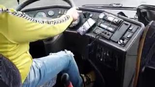 Не се търпи! Кючеци, ромска чалга, цигара в устатата, телефон на ухото - така шофират автобуса Средец-Бургас ВИДЕО