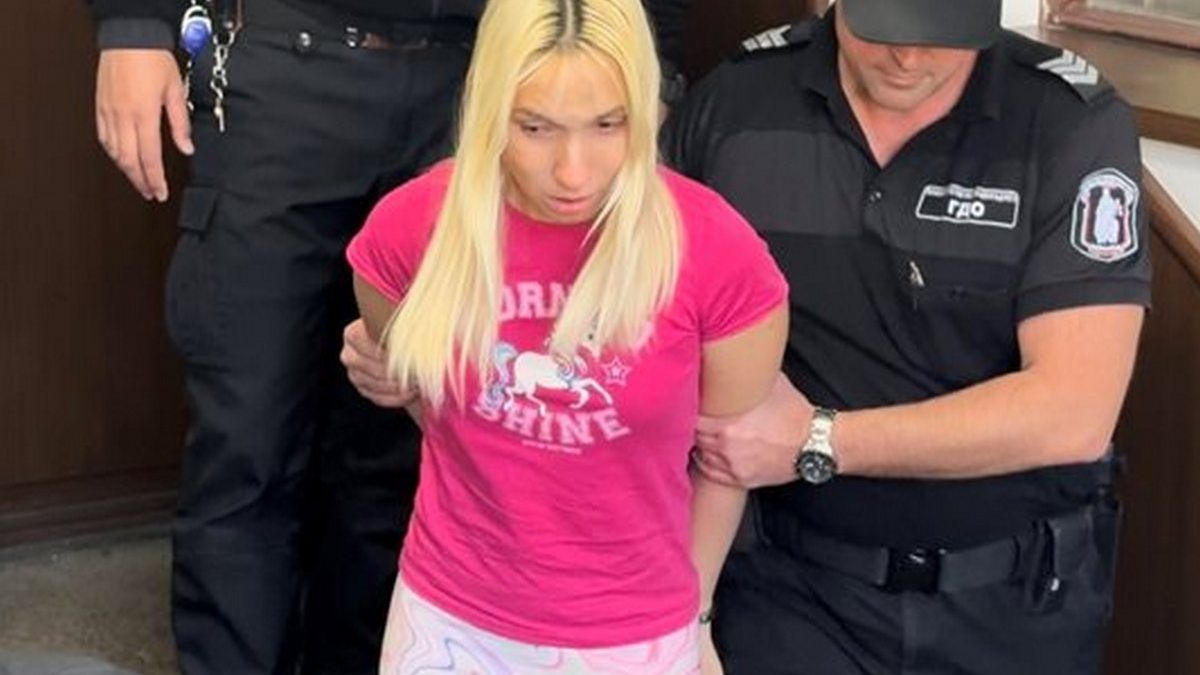 Тротинетката откачи в зандана: Блъска си главата в стената, яде си ръцете и...