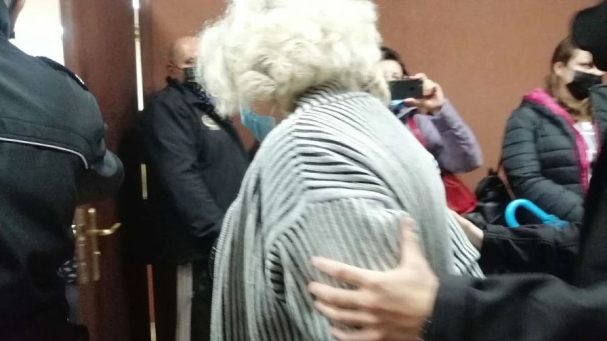 Черната вдовица изнагля скандално, трупа пачки зад решетките