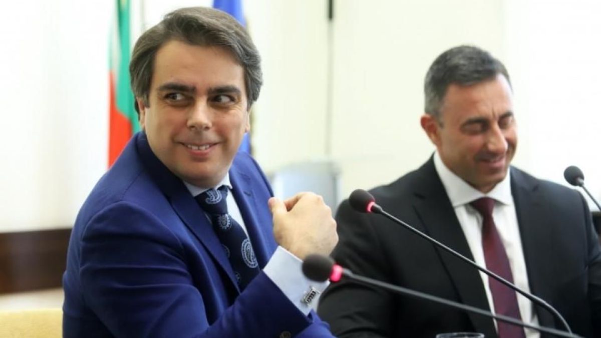 Асен Василев обеща, че всичко ще е цветя и рози, само отново да е на власт