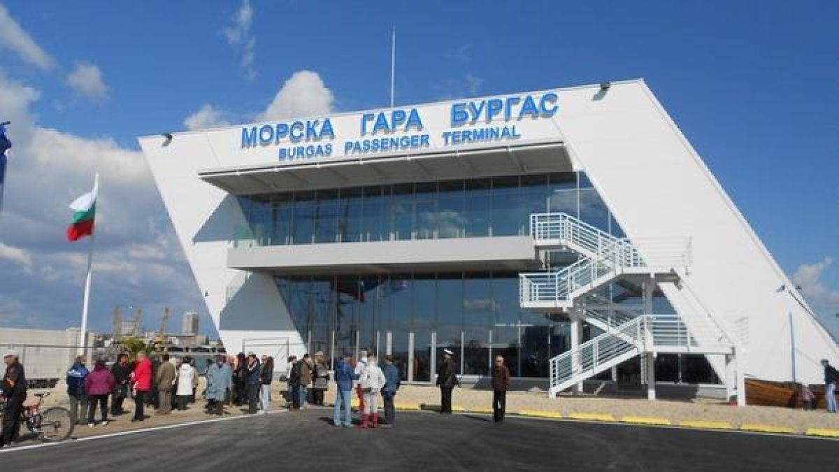 Бургазлии гледат красавиците на Морска гара и цъкат с език ВИДЕО 