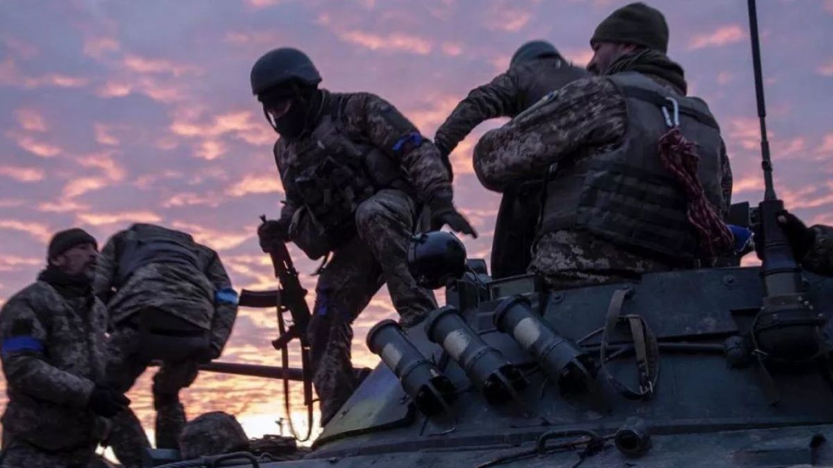 Боец от ВСУ показа неприличен жест на руски снайперист и беше наказан моментално ВИДЕО