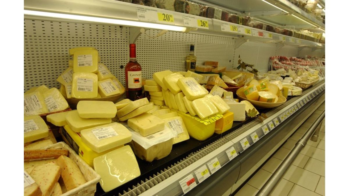 Кашкавалът от витрината продължава да свива сърцата на хората