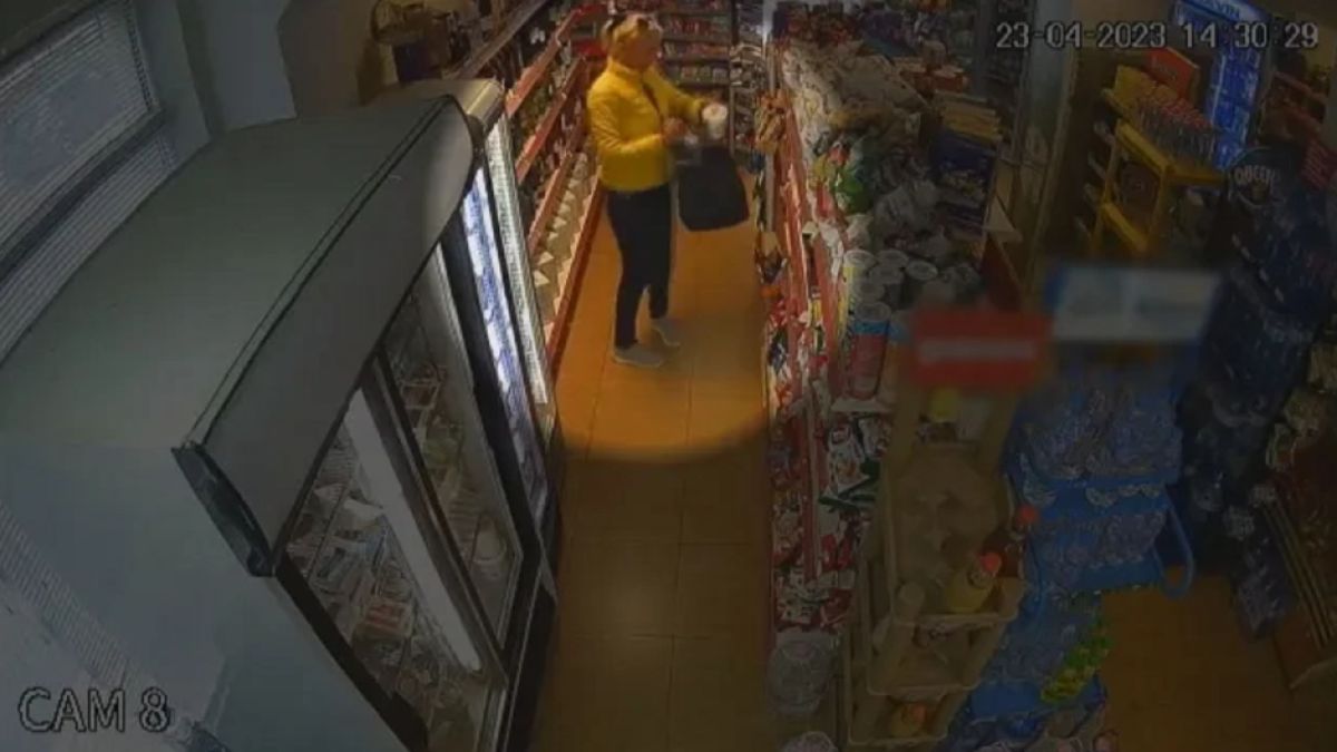 Наглост: Блондинка влезе в магазин за мляко и вафли, а излезе със скъпо уиски СНИМКА