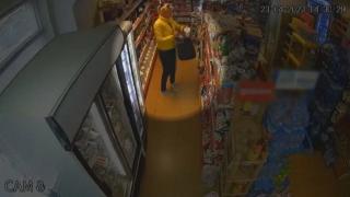 Наглост: Блондинка влезе в магазин за мляко и вафли, а излезе със скъпо уиски СНИМКА