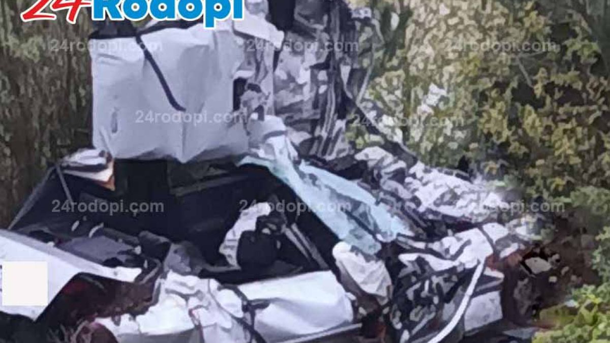 Жестока касапница на пътя за "Маказа"! Спасители режат ламарини, за да извадят оцелели СНИМКИ