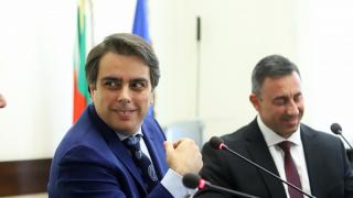 Депутат от ДБ разкри дали Асен Василев отново ще бърка в кацата с меда