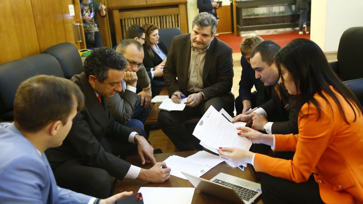 Пикантни СНИМКИ от кафенето на НС издадоха какво вършат на една маса депутати от ГЕРБ-СДС и ПП-ДБ 