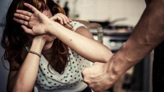 Наш граничен полицай преби жена си пред очите на плачещите им дъщерички, защото се заразила от К-19 