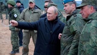 Путин посети руския фронт и уволни цяла кохорта генерали 