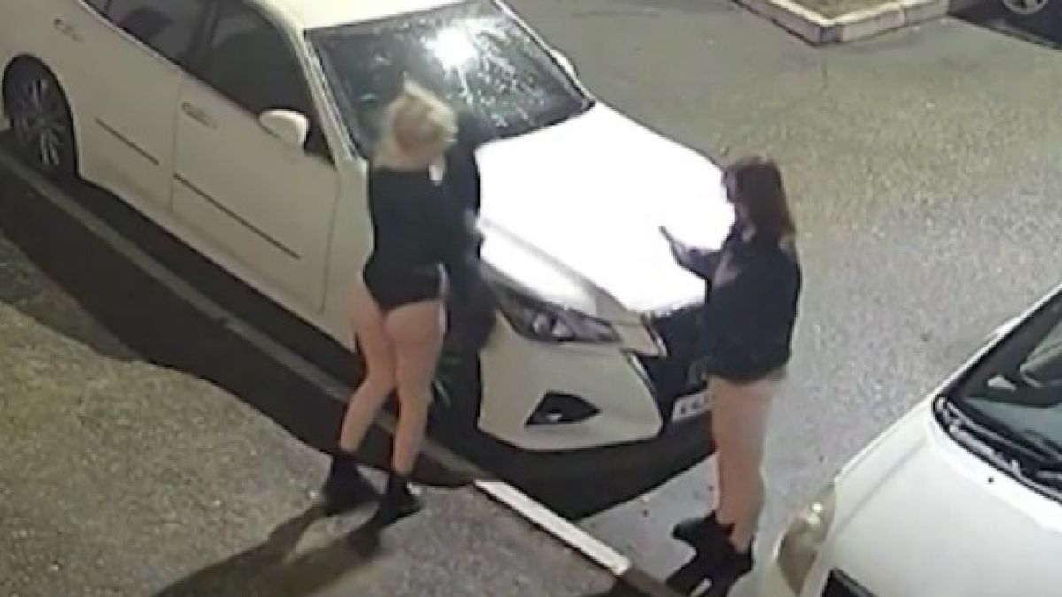 Зрелищни ВИДЕА: Момичета си спретнаха секси фотосесия на капака на кола