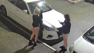 Зрелищни ВИДЕА: Момичета си спретнаха секси фотосесия на капака на кола