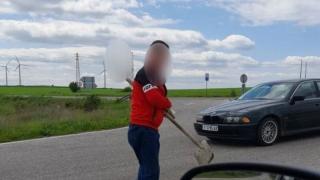 Мъж смая всички с действията си след катастрофа в Ямболско СНИМКА