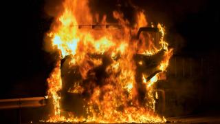 Три автобуса и влекач изгоряха в голям пожар в Костинброд