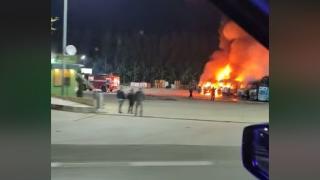 Маскирани подпалили тировете на Ванчо Пича, заснеха ги ВИДЕО