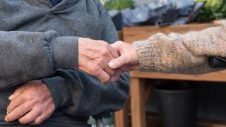 Баба Елена и дядо Васил трогнаха цяла Дупница с постъпката си