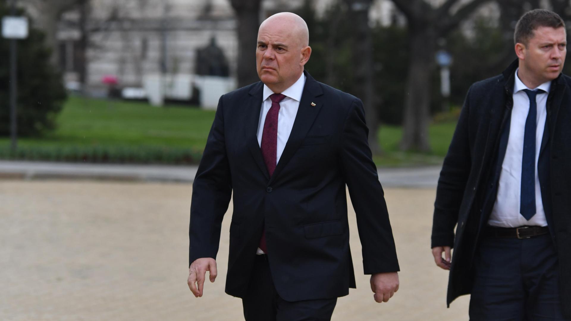 Има ли пробив в охраната на Гешев при атентата до Железница