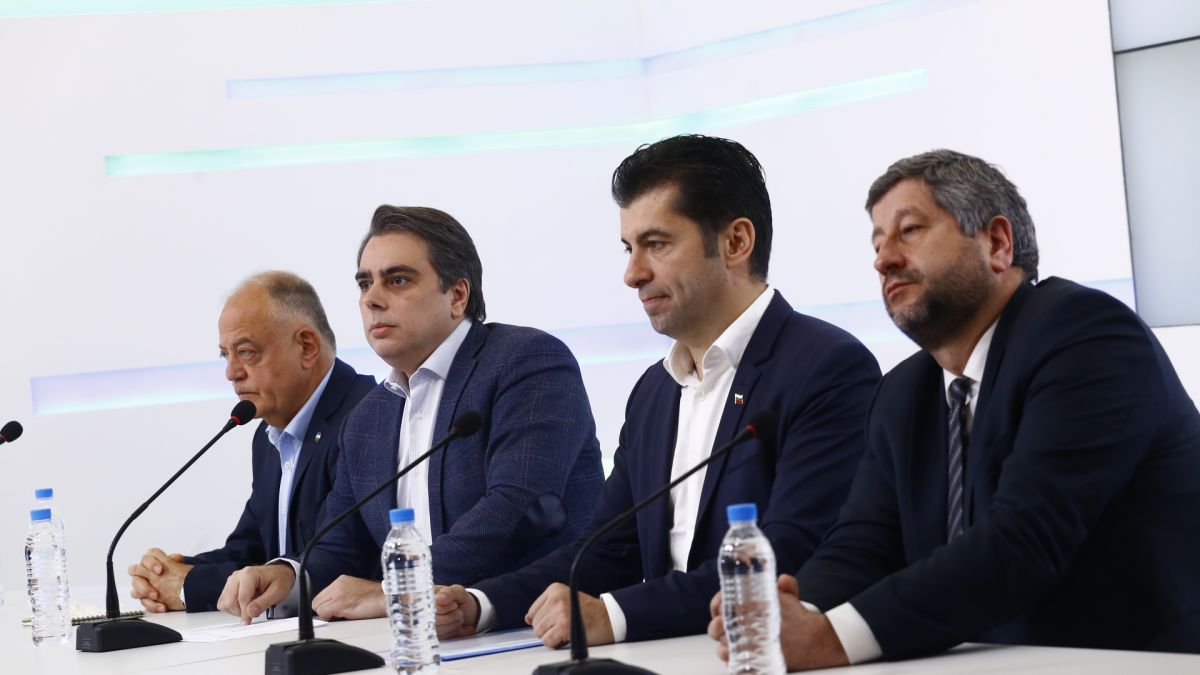 Кирил Петков свиква спешна среща, иде шокиращ обрат заради Мария Габриел