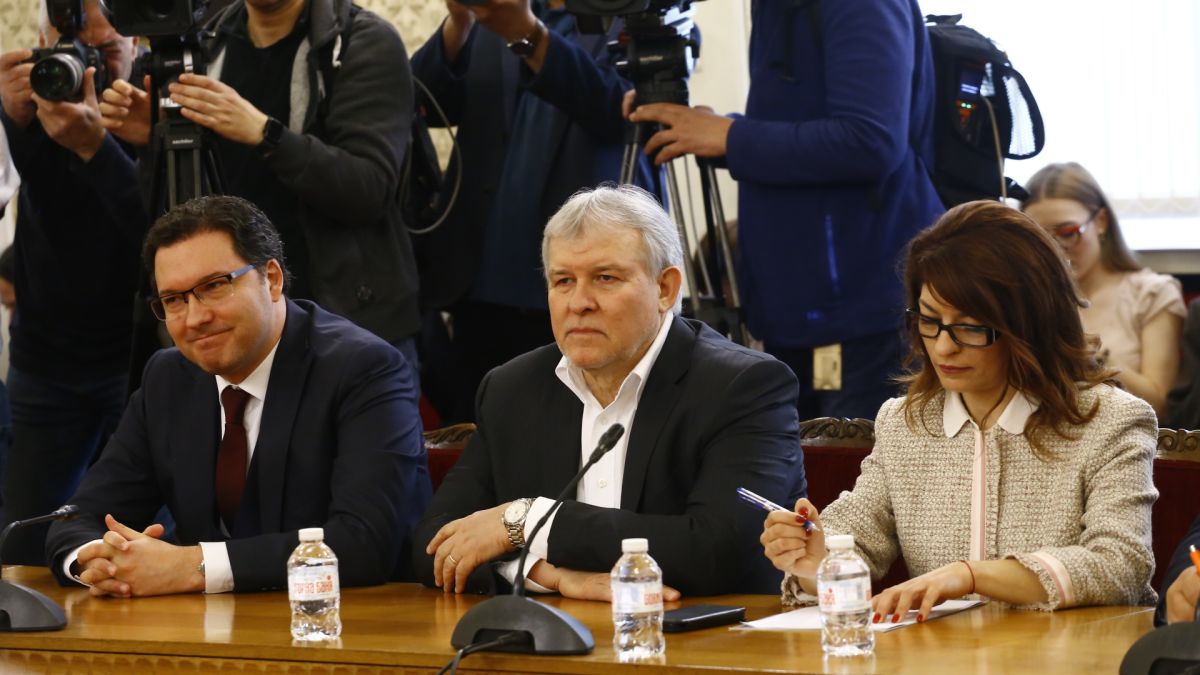 Румен Христов обяви за достатъчно подготвени дами от ГЕРБ-СДС за еврокомисар, но от ПП напирали за високия пост и...