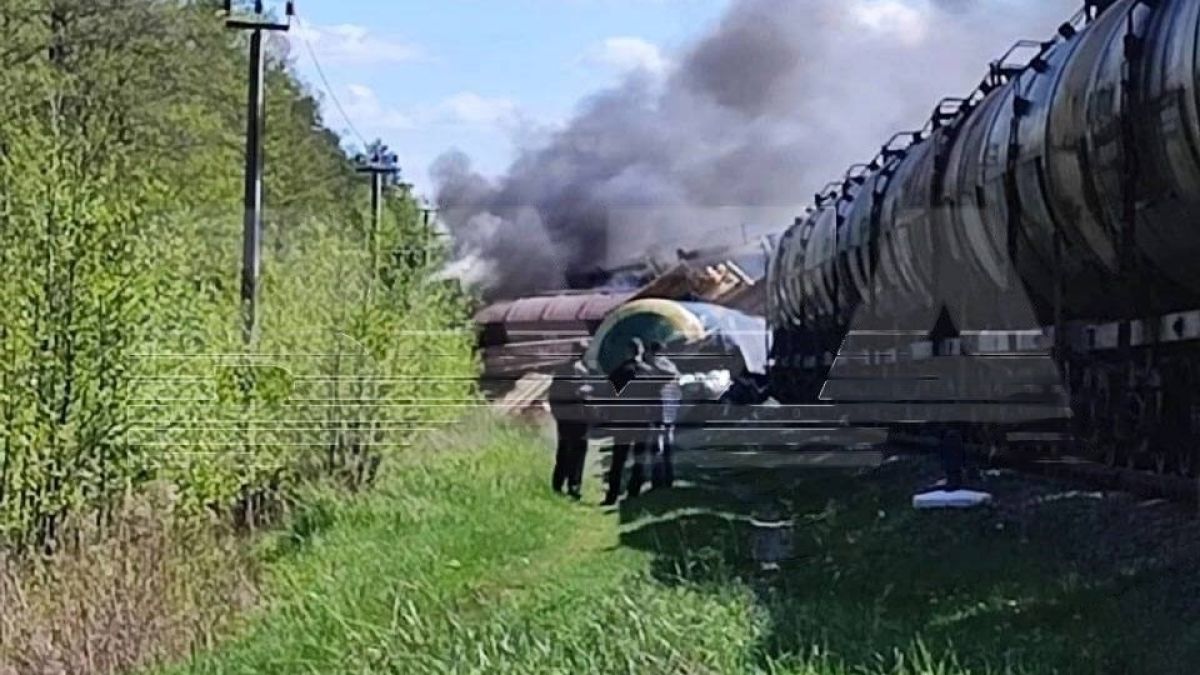 Извънредно: Диверсанти взривиха жп линия и влак с 60 вагона в Брянска област 
