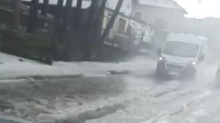Силна градушка удари Бучин Проход, за минути всичко побеля ВИДЕО