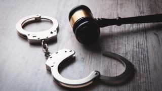 Съдът остави в ареста младежа, пребил и ограбил жена в Бобов дол